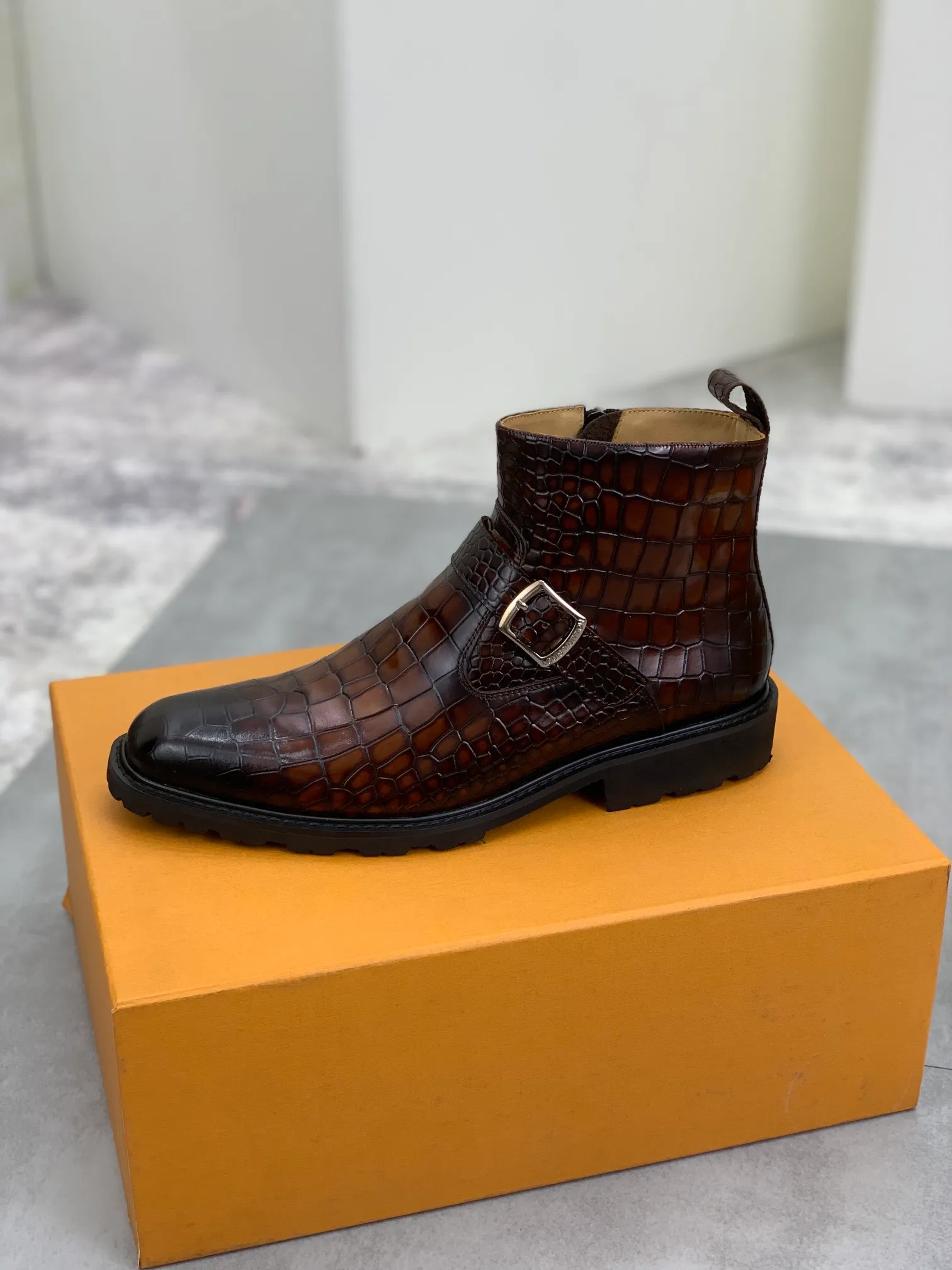 Men's shoes 💰P640 💰【New】🆘Water-dyed cow lining LV Louis Vuitton business high-top leather shoes, made of original imported Italian 🇮🇹 open-edge bead-rubbed open-edge bead cowhide, full cowhide lining, carefully handmade by professional shoemakers, the original version is specially designed for wear-resistant outsole. Standard code: 38-45 3⃣️color🉑️select